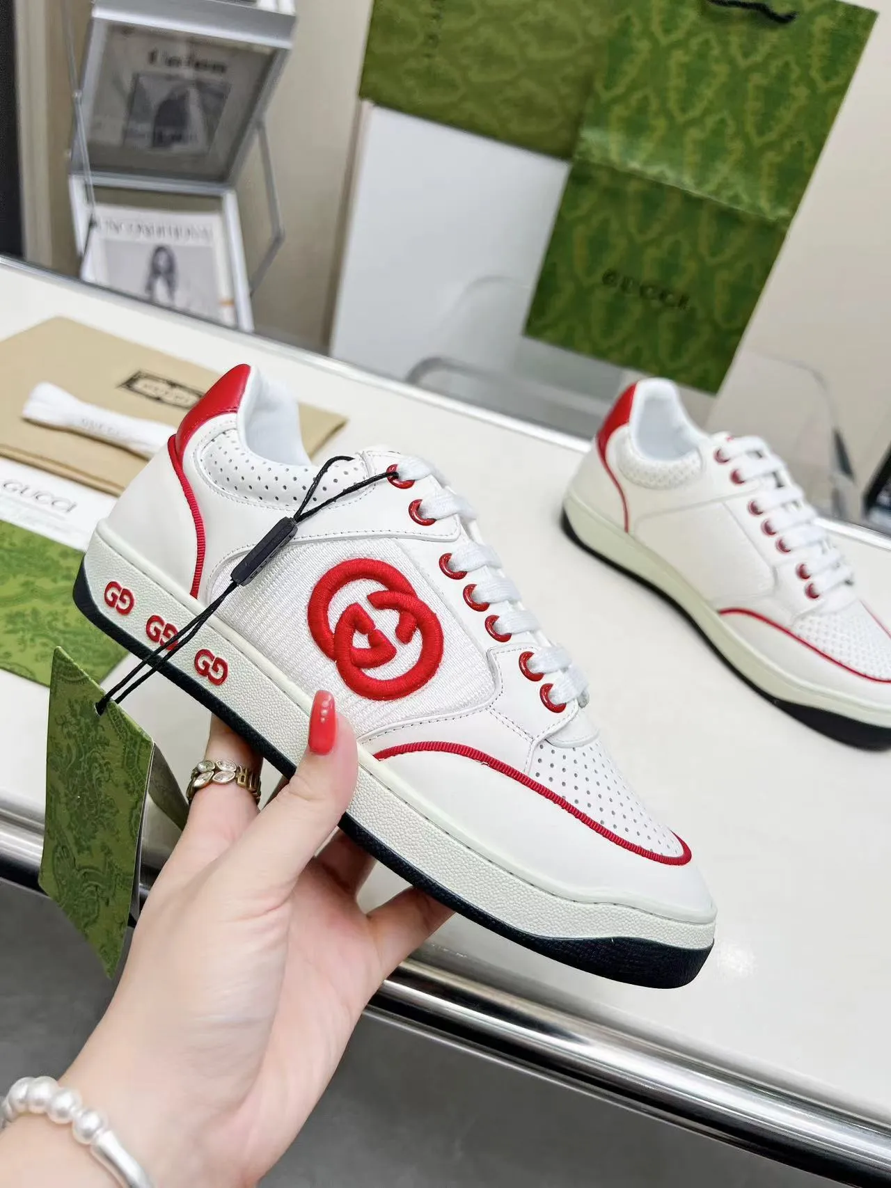 P620 💞💞Gucci G Home’s latest popular sports shoes, couple’s style, casual, retro white shoes 🌸🌸🌸 New popular series. The exquisite and compact interlocking double G logo romantically interprets the aesthetic concept of this series. Made of off-white leather, retro inspiration is cleverly blended into the sneaker design to reinterpret the brand logo. Exquisitely packaged at the delivery counter 🛍📦 ▪️Fabric: Original custom-made imported first-layer cowhide leather ▪️Lining: Original custom-made imported cowhide lining ▪️Outsole: Original molded two-color TPU outsole ▪️Size: Women's 35-40 / Men's 39-45